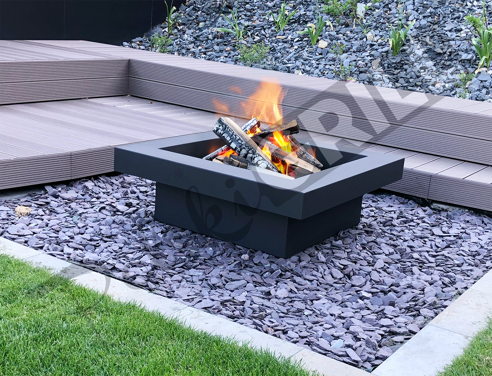 Șemineu modern pătrat din metal